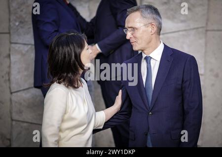 L-R Annalena Baerbock, Bundesaussenministerin, im gespraech mit Jens Stoltenberg, NATO-Generalsekretaer, beim Familienfoto im Rahmen des Treffens der NATO-Aussenministerinnen und -Aussenminister. Bruessel, 03.04.2024. Fotografiert im Auftrag des Auswaertigen Amtes. Bruessel Berlgien *** L R Annalena Baerbock, Bundesaußenministerin, im Gespräch mit NATO-Generalsekretär Jens Stoltenberg, auf dem Familienfoto während des NATO-Außenministertreffens in Brüssel, 03 04 2024 im Auftrag des Auswärtigen Amtes Brüssel Belgien fotografiert Copyright: XJaninexSchmitzxAAxphotothek.d Stockfoto