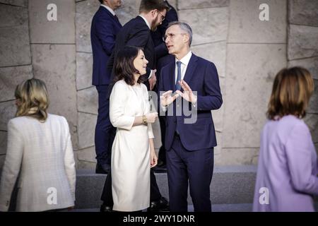 L-R Annalena Baerbock, Bundesaussenministerin, im gespraech mit Jens Stoltenberg, NATO-Generalsekretaer, beim Familienfoto im Rahmen des Treffens der NATO-Aussenministerinnen und -Aussenminister. Bruessel, 03.04.2024. Fotografiert im Auftrag des Auswaertigen Amtes. Bruessel Berlgien *** L R Annalena Baerbock, Bundesaußenministerin, im Gespräch mit NATO-Generalsekretär Jens Stoltenberg, auf dem Familienfoto während des NATO-Außenministertreffens in Brüssel, 03 04 2024 im Auftrag des Auswärtigen Amtes Brüssel Belgien fotografiert Copyright: XJaninexSchmitzxAAxphotothek.d Stockfoto