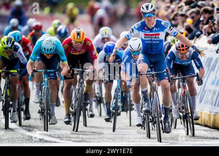 Schoten, Belgien. April 2024. Der belgische Jasper Philipsen aus Alpecin-Deceuninck, der belgische Tim Merlier aus Soudal Quick-Step und der Holländer Dylan Groenewegen vom Team Jayco Alula in Aktion während des Herrenrennens der 112. Auflage des eintägigen Radrennens "Scheldeprijs", 205, 3 km von Terneuzen, Niederlande bis Schoten, Belgien am Mittwoch, den 03. April 2024. BELGA FOTO TOM GOYVAERTS Credit: Belga Nachrichtenagentur/Alamy Live News Stockfoto