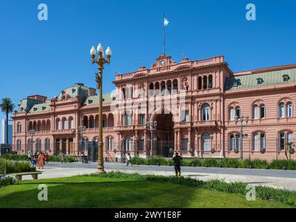 Buenos Aires, Argentinien - die Casa Rosada SPAN. Für Rosa Haus am Plaza de Mayo im Stadtteil Montserrat ist Sitz der argentinischen Regierung und der offizielle Amtssitz des argentinischen Praesidenten, aktuell Javier Milei, der Praesidentenpalast. Der Plaza de Mayo ist das Herz der Hauptstadt. Buenos Aires Buenos Aires Argentinien *** Buenos Aires, Argentinien das Haus Casa Rosada SPAN für Rosa auf der Plaza de Mayo im Stadtteil Montserrat ist Sitz der argentinischen Regierung und offizielle Residenz des argentinischen Präsidenten, derzeit Javier Milei, des Präsidentenpalastes Plaz Stockfoto