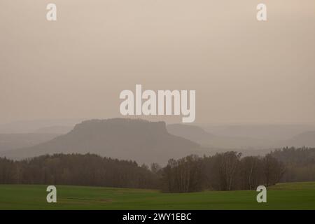 Staublandschaft große Mengen Saharastaub verdunkeln die Sonne und trüben die Fernsicht zu Lilienstein und Pfaffenstein. Rathewalde Sachsen Deutschland *** staubige Landschaft große Mengen Sahara-Staub verdunkeln die Sonne und Wolken die Fernsicht von Lilienstein und Pfaffenstein Rathewalde Sachsen Deutschland Stockfoto