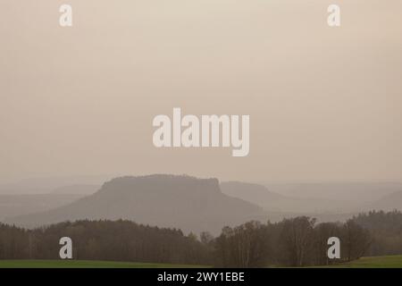 Staublandschaft große Mengen Saharastaub verdunkeln die Sonne und trüben die Fernsicht zu Lilienstein und Pfaffenstein. Rathewalde Sachsen Deutschland *** staubige Landschaft große Mengen Sahara-Staub verdunkeln die Sonne und Wolken die Fernsicht von Lilienstein und Pfaffenstein Rathewalde Sachsen Deutschland Stockfoto