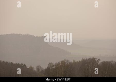 Staublandschaft große Mengen Saharastaub verdunkeln die Sonne und trüben die Fernsicht zu Lilienstein und Pfaffenstein. Rathewalde Sachsen Deutschland *** staubige Landschaft große Mengen Sahara-Staub verdunkeln die Sonne und Wolken die Fernsicht von Lilienstein und Pfaffenstein Rathewalde Sachsen Deutschland Stockfoto