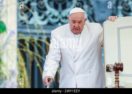 Vatikanstadt, Vatikan. April 2024. Papst Franziskus kommt zu seiner wöchentlichen Generalaudienz in St. PeterÕs Square Credit: Riccardo de Luca - Update Images/Alamy Live News Stockfoto