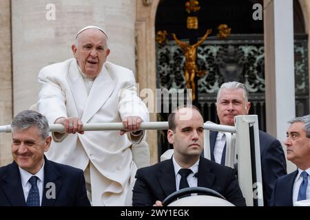 Vatikanstadt, Vatikan. April 2024. Papst Franziskus verlässt am Ende seiner wöchentlichen Generalaudienz nach St. PeterÕs Square Credit: Riccardo de Luca - Update Images/Alamy Live News Stockfoto