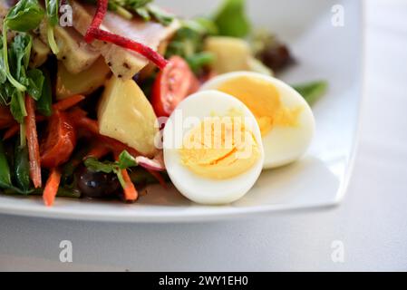 Detail eines Salat Nicoise mit hart gekochten Eiern Stockfoto