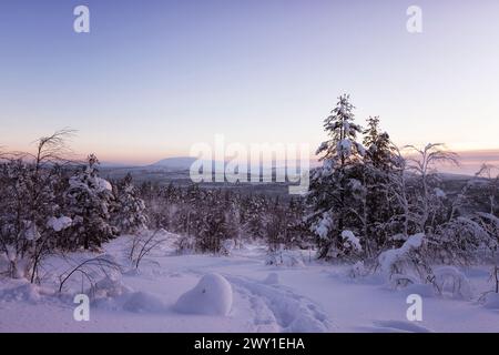 Wunderschöne Winterlandschaft mit Bergen Stockfoto