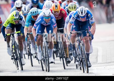 Schoten, Belgien. April 2024. Der belgische Jasper Philipsen aus Alpecin-Deceuninck, der belgische Tim Merlier aus Soudal Quick-Step und der Holländer Dylan Groenewegen vom Team Jayco Alula in Aktion während des Herrenrennens der 112. Auflage des eintägigen Radrennens "Scheldeprijs", 205, 3 km von Terneuzen, Niederlande bis Schoten, Belgien am Mittwoch, den 03. April 2024. BELGA FOTO TOM GOYVAERTS Credit: Belga Nachrichtenagentur/Alamy Live News Stockfoto