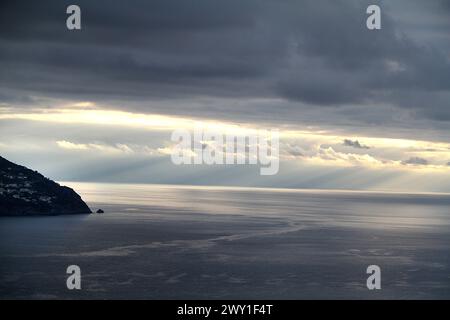 Piano di Sorrento, Italien. Panoramablick über den Golf von Salerno mit Sonnenstrahlen, die in die Wolken eindringen. Stockfoto