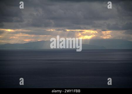 Piano di Sorrento, Italien. Panoramablick über den Golf von Salerno mit Sonnenstrahlen, die in die Wolken eindringen. Stockfoto