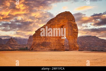 Jabal AlFil - Elephant Rock in der Wüstenlandschaft von Al Ula, dramatischer Sonnenuntergang über Saudi Arabien Stockfoto