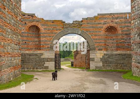 Gamzigrad, Serbien - 11. Juni 2022: Eingangstor zum UNESCO-Weltkulturerbe Felix Romuliana Historisches Wahrzeichen aus römischer Zeit. Stockfoto