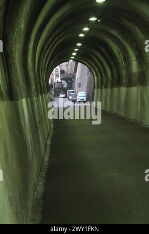 Schmaler Straßentunnel in der Stadt Meta, Italien Stockfoto