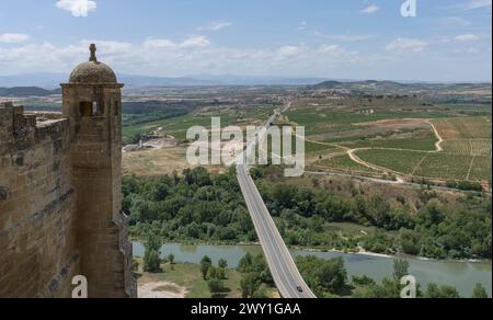 Der Blick vom Schloss San Vicente de la Sonsierra mit dem Fluss Ebro und dem Dorf Briones in La Rioja, Spanien Stockfoto