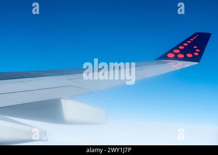 Brüssel Airlines Corridor d'acces et vie sur une aile et le Logo de la compagnie aerienne. | Zugang zum Flugzeug et View auf einem Flügel eines Brüssel Stockfoto