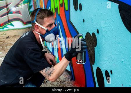 Graffity Artist Creating Graffity Artist kreiert JET ein weiteres urbanes Kunstwerk auf Teilen der ehemaligen Berliner Mauer, das an die ehemalige DDR oder DDR/DDR mit West-Deutschland und BDR grenzt. Berlin, Deutschland. Berlin Saatwinckler Damm Berlin Deutschland Copyright: XGuidoxKoppesx Stockfoto