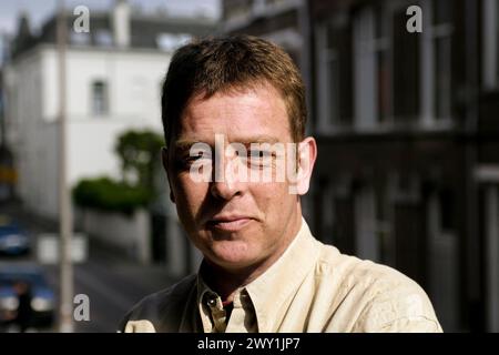 Portrait man on Balcony Porträt eines 39-jährigen Mannes, der glücklich ist und seinen Balkon im Stadtzentrum mit blick auf die straße genießt. Tilburg, Niederlande. MRYES Tilburg Studio Tuinstraat Noord-Brabant Nederland Copyright: XGuidoxKoppesx Stockfoto