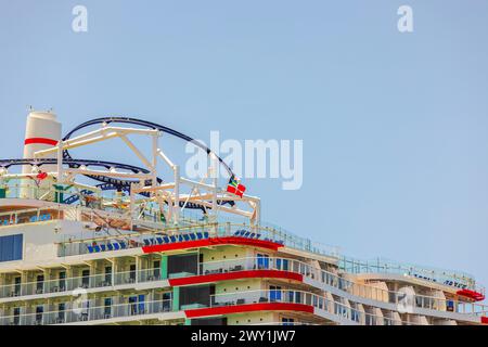 Blick auf eine Achterbahnfahrt auf dem Oberdeck eines Kreuzfahrtschiffs. Curacao. Stockfoto