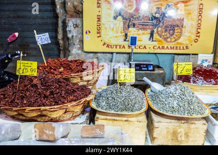 Palermo, Italien - 13. Mai 2023: Hülsenfrüchte- und Trockenobst-Geschäft auf dem Ballaro-Markt, Street Food-Markt in Palermo, Sizilien, Italien Stockfoto