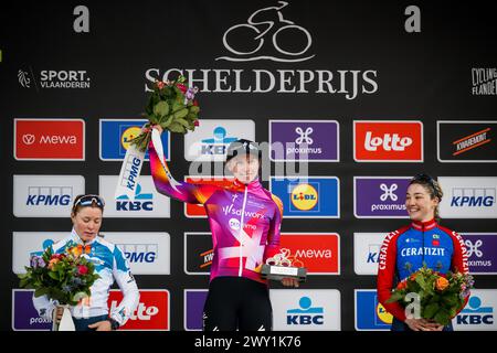 Schoten, Belgien. April 2024. Die Niederländerin Charlotte Kool vom Team DSM-Firmenich-PostNL, die Niederländerin Lorena Wiebes von SD Worx - ProTime und die Italienerin Arianna Fidanza von Ceratizit-WNT Pro Cycling auf dem Podium nach dem Frauenrennen der eintägigen Radrennen „Scheldeprijs“, 130, 5 km von Schoten nach Schoten, Belgien am Mittwoch, 03. April 2024. BELGA FOTO JASPER JACOBS Credit: Belga News Agency/Alamy Live News Stockfoto