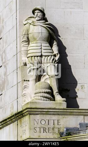 Statue von Sir Francis Drake in einem Gebäude an der Ecke Notte Street und Amada Way, Plymouth, Devon, England, Großbritannien Stockfoto