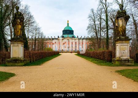 Neues Schloss / Neues Schloss Potsdam, Deutschland. Das ikonische neue Schloss in Berlin-Potsdam, heute UNESCO-Stätte, ein Beispiel für ehemalige, königliche Architektur und Lebensstil Potsdam Oranienburg Park Berlin / Brandenburg Deutschland Copyright: XGuidoxKoppesx Stockfoto