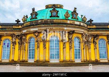 Schloss Oranienburg Potsdam, Deutschland. Das berühmte Schloss Sanssouci in Berlin-Potsdam, heute UNESCO-Stätte, ein Beispiel für ehemalige, königliche Architektur. Potsdam Oranienburg Park Berlin / Brandenburg Deutschland Copyright: XGuidoxKoppesx Stockfoto