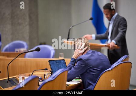 HAAG - Habtamu de Hoop (GroenLinks/PvdA) im Gespräch mit Hugo de Jonge, scheidendem Minister für Wohnungsbau und Raumordnung, während einer Debatte über Mieterhöhungen im privaten Sektor. ANP PHIL NIJHUIS niederlande raus - belgien raus Stockfoto