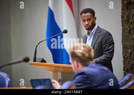 HAAG - Habtamu de Hoop (GroenLinks/PvdA) im Gespräch mit Hugo de Jonge, scheidendem Minister für Wohnungsbau und Raumordnung, während einer Debatte über Mieterhöhungen im privaten Sektor. ANP PHIL NIJHUIS niederlande raus - belgien raus Stockfoto