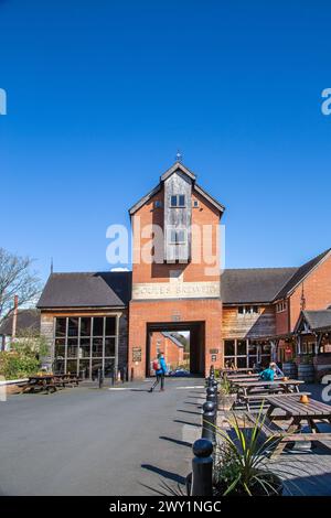 Der Red Lion Pub, der von der Joules Brauerei in der Marktstadt Market Drayton in Shropshire angeboten wird Stockfoto