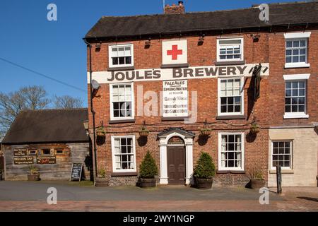 Der Red Lion Pub, der von der Joules Brauerei in der Marktstadt Market Drayton in Shropshire angeboten wird Stockfoto