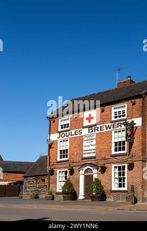 Der Red Lion Pub, der von der Joules Brauerei in der Marktstadt Market Drayton in Shropshire angeboten wird Stockfoto