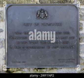 Gedenktafel an der Barbican, Plymouth, Devon, England, Großbritannien - Tablet erinnert an den Abgang der „Tory“-Pionierschiff-Kolonisierung Neuseelands Stockfoto