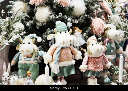 Dekorative Weichtiere, Hirsche auf dem Weihnachtsbaum. Neujahr und Weihnachten Hintergrund. Stockfoto