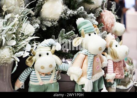 Dekorative Weichtiere, Hirsche auf dem Weihnachtsbaum. Neujahr und Weihnachten Hintergrund. Stockfoto