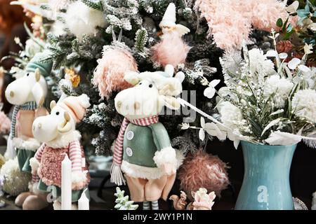 Dekorative Weichtiere, Hirsche auf dem Weihnachtsbaum. Neujahr und Weihnachten Hintergrund. Stockfoto