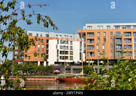 Neuer Wohnkomplex mit Mehrfamilienhäusern von Invest Komfort am Fluss Motlawa in der Altstadt von Danzig, Polen, Europa, EU Stockfoto