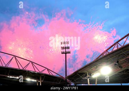 UTRECHT - Feuerwerk vor dem niederländischen Eredivisie-Spiel zwischen FC Utrecht und PEC Zwolle im Galgenwaard-Stadion am 3. April 2024 in Utrecht, Niederlande. ANP GERRIT VAN KÖLN Stockfoto