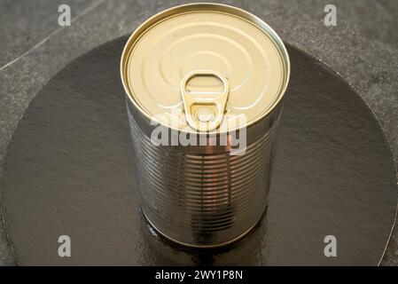 Geschlossene silberne Dose mit Ringzugmechanismus auf schwarzem reflektierendem Hintergrund. Stockfoto