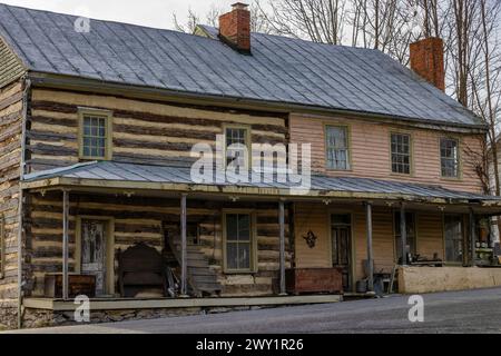 Staunton, Virginia, USA - 25. Februar 2024: Eine zweistöckige Hütte mit einem neuen Anbau scheint im ländlichen Virginia in der Nähe von Staunton verlassen zu sein. Stockfoto