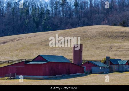 Staunton, Virginia, USA - 25. Februar 2024: Landlandschaft mit roter Scheune und Silos im ländlichen Virginia, USA Stockfoto