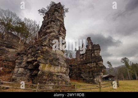 Natural Chimneys Park, in dem Felsformationen, die an Schornsteine erinnern, von einem alten Binnenmeer im Shenandoah Valley in Virginia, USA, geformt wurden Stockfoto