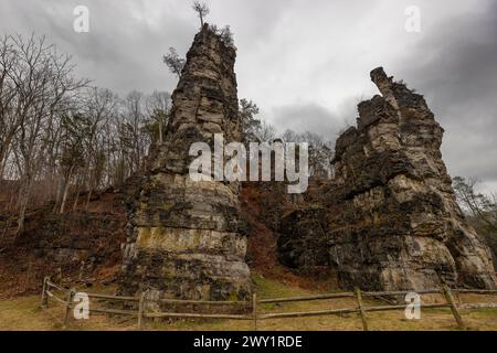 Natural Chimneys Park, in dem Felsformationen, die an Schornsteine erinnern, von einem alten Binnenmeer im Shenandoah Valley in Virginia, USA, geformt wurden Stockfoto