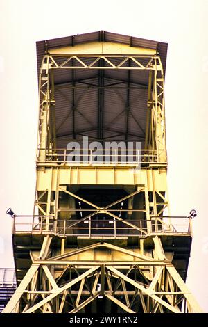 Ehemaliger Minesschachtaufzug bei Weisweiler. Ehemaliger Bergschachtaufzug wird Teil einer neu errichteten Gemeinde, in der das ehemalige Bergwerk einen Platz als Gemeindegeschichte hat. Weisweiler, Deutschland. Weisweiler am Kraftwerk Nordrhein-Westfalen Deutschland Copyright: XGuidoxKoppesxPhotox Stockfoto