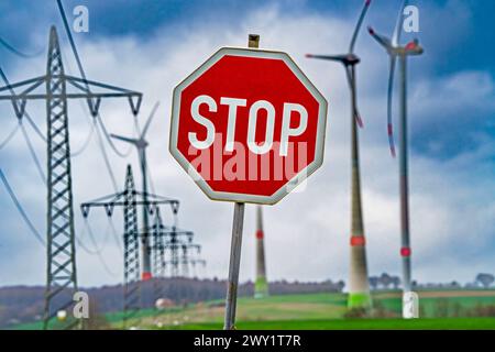 Windpark Sintfeld, Stopschild, Symbolfoto Windkraft-Gegner, Sintfeld ist einer der größten deutschen Windparks, Kreis Paderborn, April 2024 Deutschland, Kreis Paderborn, 3. April 2024, Stopschild an einer Straße im Windpark Sintfeld, Stromtrasse, Symbolfoto Windkraftgegner, Gegner des Windkraft-Ausbaus, einer der größten deutschen Windparks, liegt zwischen Bad Wünnenberg und Meerhof, auf der Hochfläche Sintfeld befinden sich insgesamt mehr als 150 Windkraftanlagen, Westfalen, Windpark, Wolken, Windkraft, Windenergie, Windenergieanlage, erneuerbare Energien, Stromerzeugung, NRW, Nordrhein-Westf Stockfoto