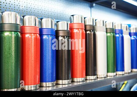 Farbige Thermoskanne im Schaufenster Stockfoto