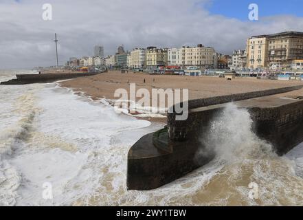 Brighton, East Sussex, Großbritannien. April 2024. Die Osterferien setzten sich mit unruhigem Wetter fort, in Brighton sorgten starke Winde und zeitweiliger Sonneneinstrahlung für einige lustige Bedingungen für diejenigen, die sich am Strand aufhielten. Kredit : Monica Wells/Alamy Live News Stockfoto