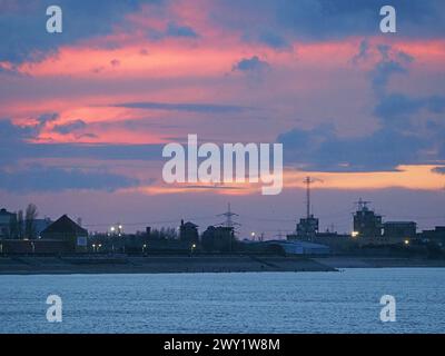 Sheerness, Kent, Großbritannien. April 2024. Wetter in Großbritannien: Farbenfroher Sonnenuntergang in Sheerness, Kent. Quelle: James Bell/Alamy Live News Stockfoto