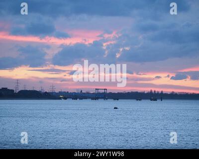 Sheerness, Kent, Großbritannien. April 2024. Wetter in Großbritannien: Farbenfroher Sonnenuntergang in Sheerness, Kent. Quelle: James Bell/Alamy Live News Stockfoto