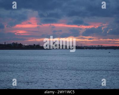 Sheerness, Kent, Großbritannien. April 2024. Wetter in Großbritannien: Farbenfroher Sonnenuntergang in Sheerness, Kent. Quelle: James Bell/Alamy Live News Stockfoto